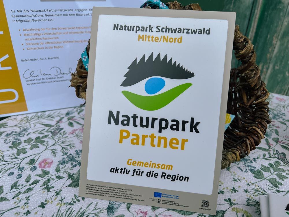 Plakette mit der Aufschrift Naturpark-Partner und dem Naturpark-Logo
