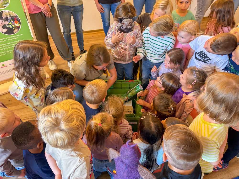 Kinder scharen sich um die Naturpark-Entdeckerkiste