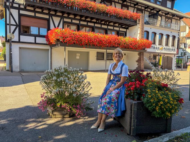 Evi Rehfuß vor ihrem Landgasthof Hirsch in Loßburg