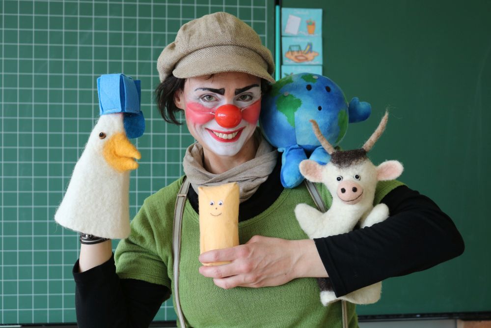 Clownin mit Spielpuppen