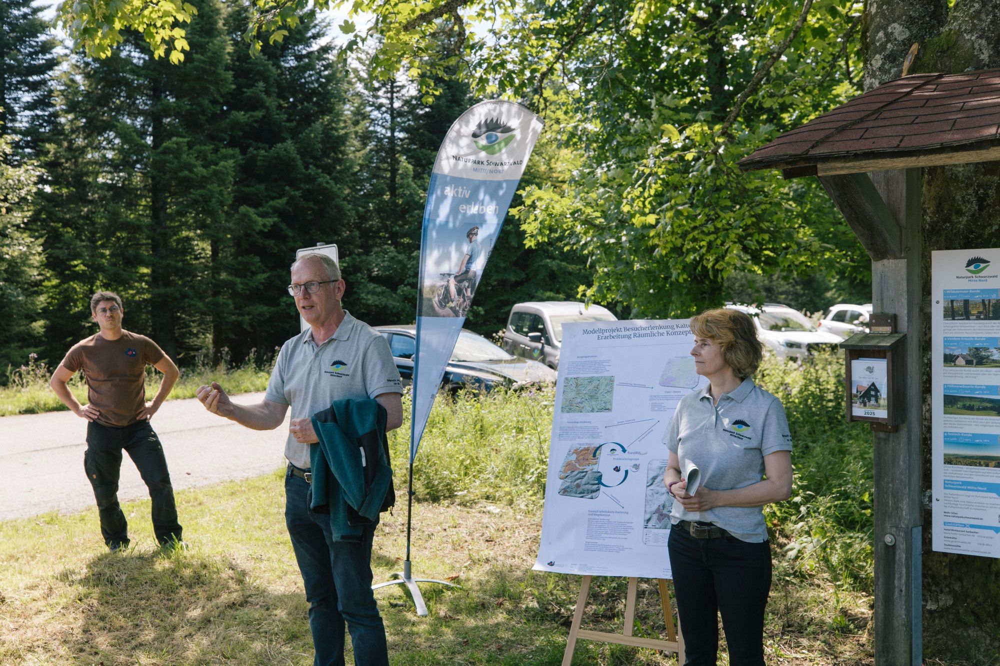 Naturpark-Geschäftsführer Karl-Heinz Dunker hält eine Rede.