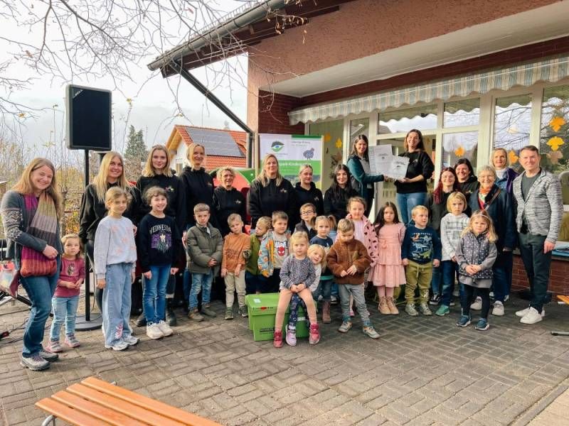 Die Kita Kinderbunt in Straubenhardt-Schwann trägt nun das Prädikat „Naturpark-Kindergarten“. Bei der Urkunden-Übergabe die Stellv. Naturpark-Geschäftsführerin Yvonne Flesch (l.) und die Leiterin der Kita Kerstin Föll (r.) mit Team und Kindern sowie mit Straubenhardts Bürgermeister Helge Viehweg (r.) und der Landtagsabgeordneten Stefanie Seemann (Enzkreis) sowie der Naturpark-Fachbereichsleiterin Fränze Stein (l.).