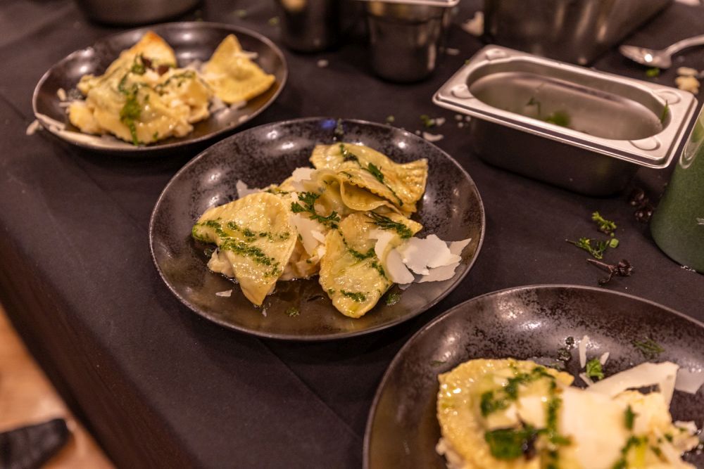 gefüllte Teigtaschen in der Pfanne