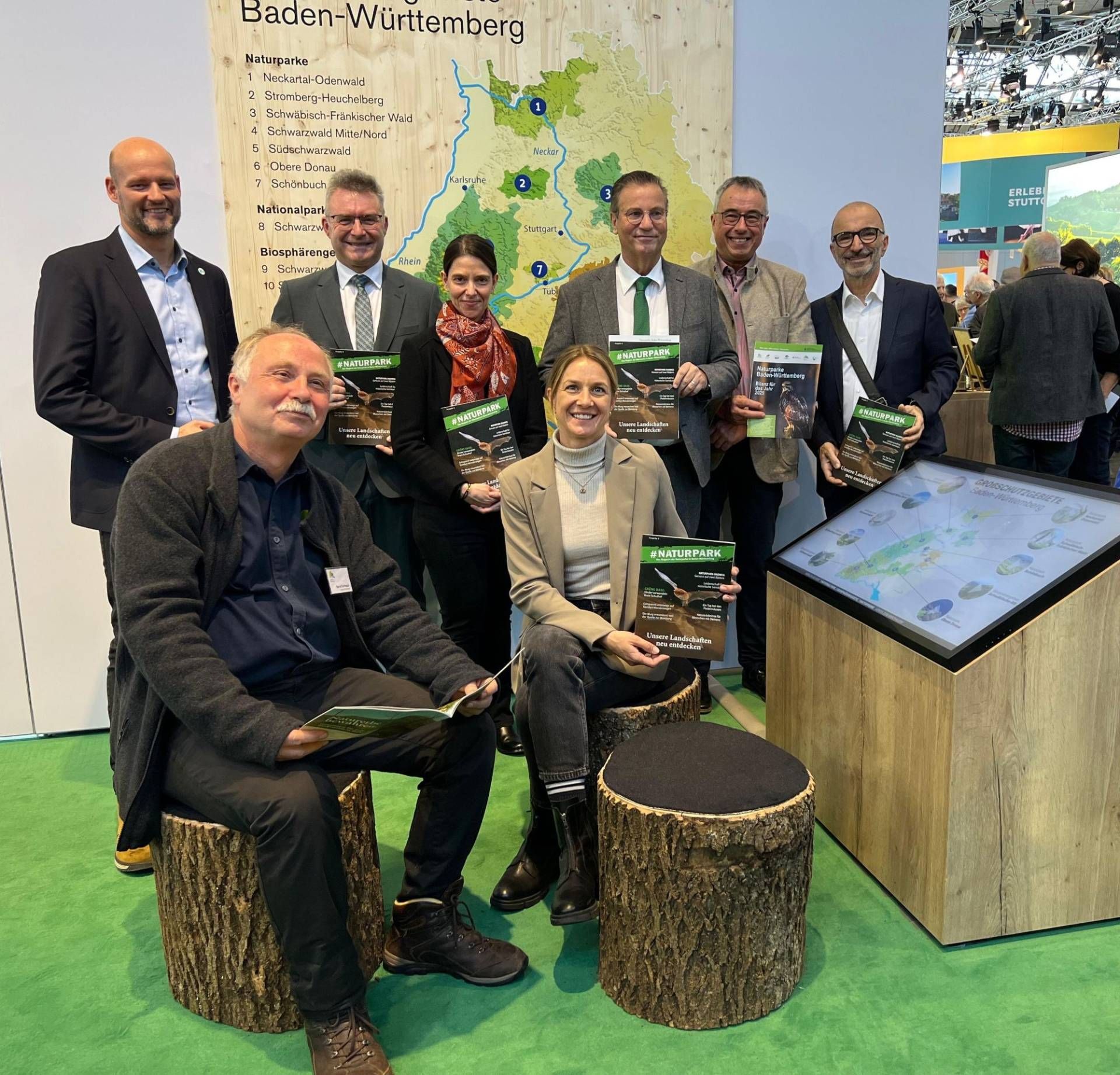 Der baden-württembergische Landwirtschaftsminister Peter Hauk, MdL, präsentiert mit den Geschäftsleitungen der sieben Naturparken in Baden-Württemberg auf der CMT in Stuttgart die neue Ausgabe des Naturparke-Magazins #Naturpark. Bildrechte: Lilli Wahli/Naturpark Schwarzwald Mitte/Nord e. V.; frei zur einmaligen Verwendung nur in Verbindung mit einer redaktionellen Berichterstattung über den Naturpark.
