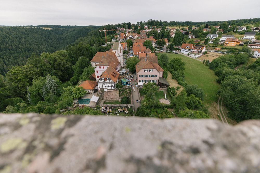 Der Naturpark-Markt in Zavelstein von der Burg aus betrachtet.