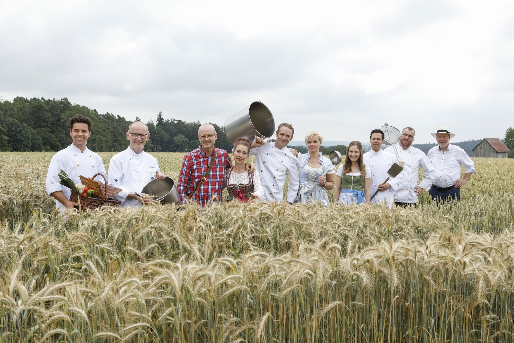 Menschen stehen in einem Getreidefeld