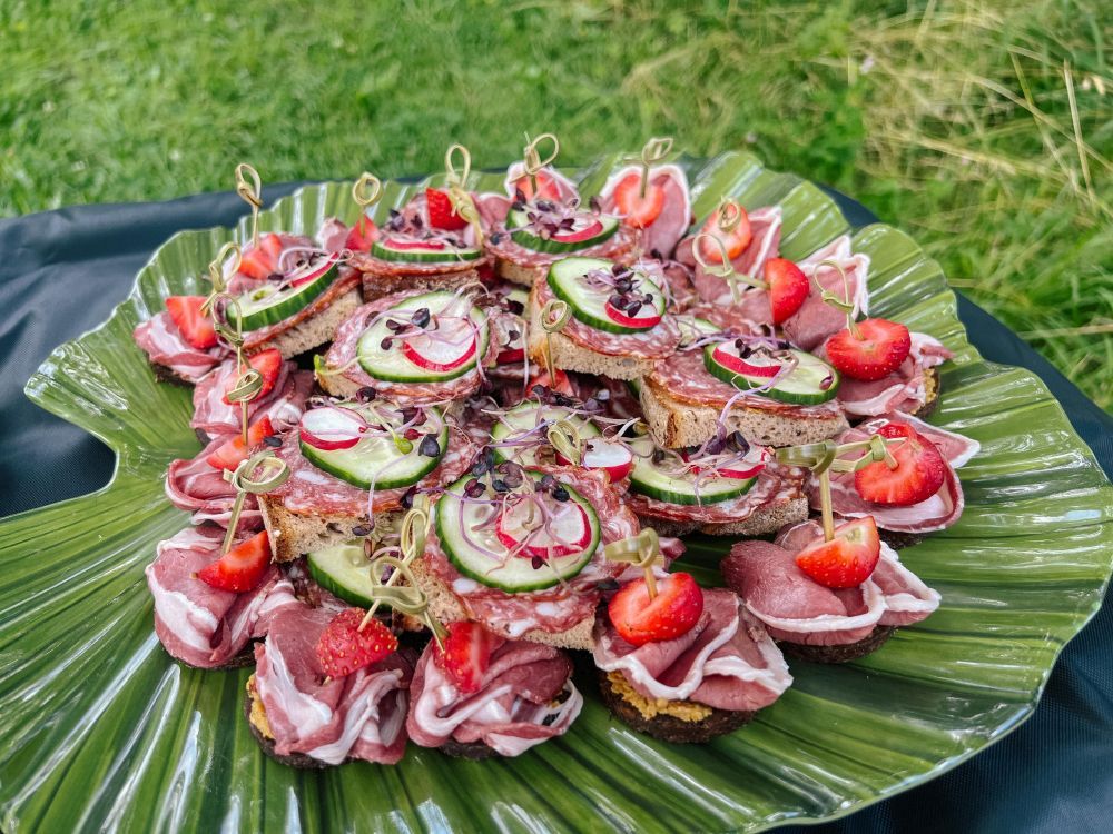 Häppchen mit Wilde Sau-Produkten