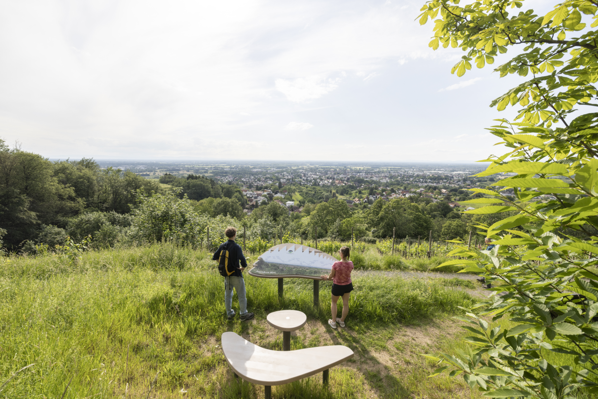 Pärchen am Naturpark-AugenBlick in Bühl schaut in die Rheinebene
