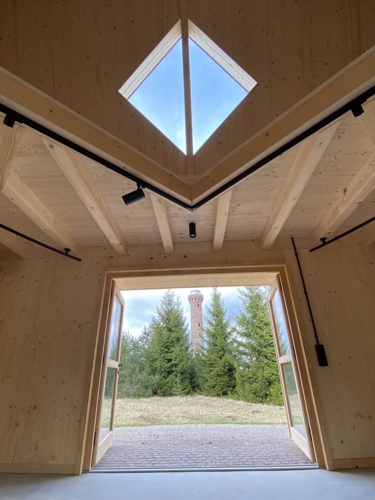 Naturpark-Moorstation von innen mit Blick nach draußen auf den Holohturm
