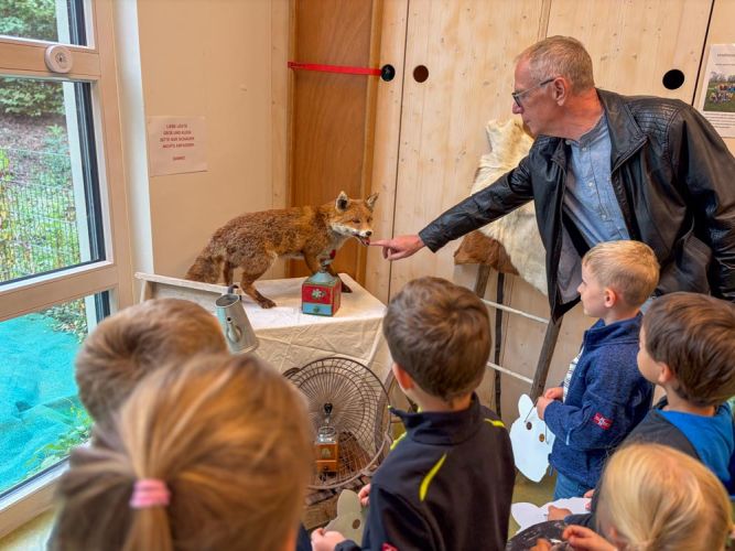 Naturpark-Geschäftsführer mit Fuchs und Kindern
