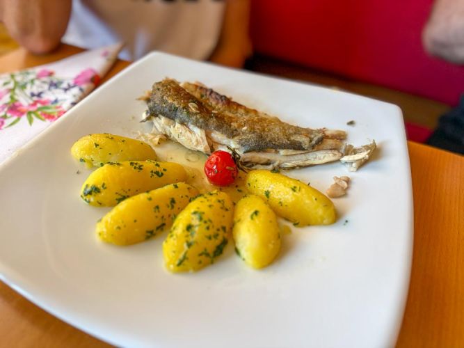 filetiertes Forellenfilet mit Petersilienkartoffeln