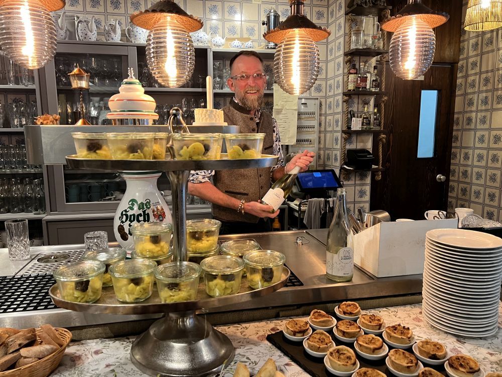 Theke mit kleinen Gerichten