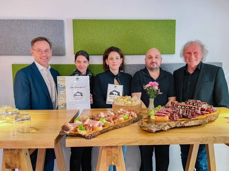 „Die Metzgerei“ in Gegenbach erhält Prädikat „Wilde Sau-Partner“. Bei der Auszeichnungsfeier dabei waren: Gengenbachs Bürgermeister Sven Müller, die Stellv. Naturpark-Geschäftsführerin Yvonne Flesch, Judith Wohlfahrt und Alexander Ehret von „Die Metzgerei“ und Uwe Baumann (v. l.).