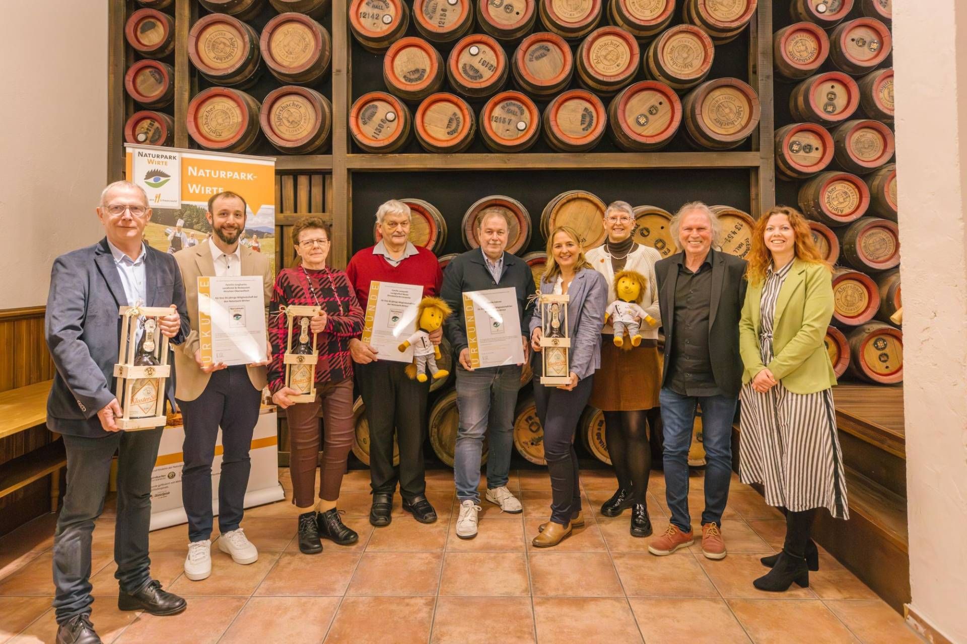 Ehrung der Gründungsmitglieder der Naturpark-Wirte: Naturpark-Geschäftsführer Karl-Heinz Dunker, die Naturpark-Wirte Stefan Junghanns in Vertretung seines Vaters Eberhard vom Landgasthof Hirschen in Oberwolfach, Max und Pia Lamparth vom Landgasthof Rössle in Straubenhardt, Heiko Fahrner von der Kniebis-Hütte in Freudenstadt (damals Hotel Schliffkopf) mit Ministerialdirektorin Isabel Kling, Regina Autenrieth von DEHOGA Tourismus Baden-Württemberg, Uwe Baumann und Alpirsbachs Bürgermeisterin Vanessa Schmidt (v. l.). Bildrechte: Johannes Nickel/Naturpark Schwarzwald Mitte/Nord e. V.; frei zur einmaligen Verwendung nur in Verbindung mit einer redaktionellen Berichterstattung über den Naturpark.