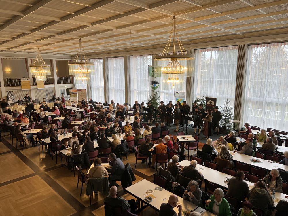 mit Menschen gefüllter Saal Naturpark-Genuss-Messe Freudenstadt