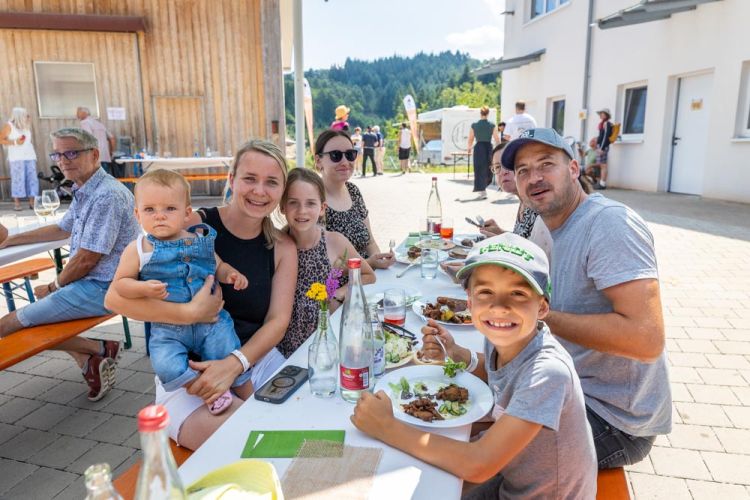 Familie beim Brunch am Tisch