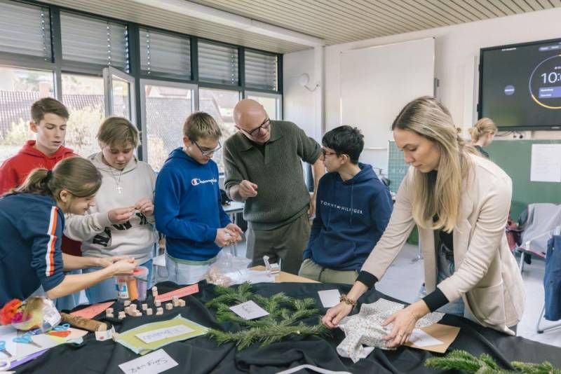 Naturpark-Projektmanager im Gespräch mit Schülerinnen und Schülern.