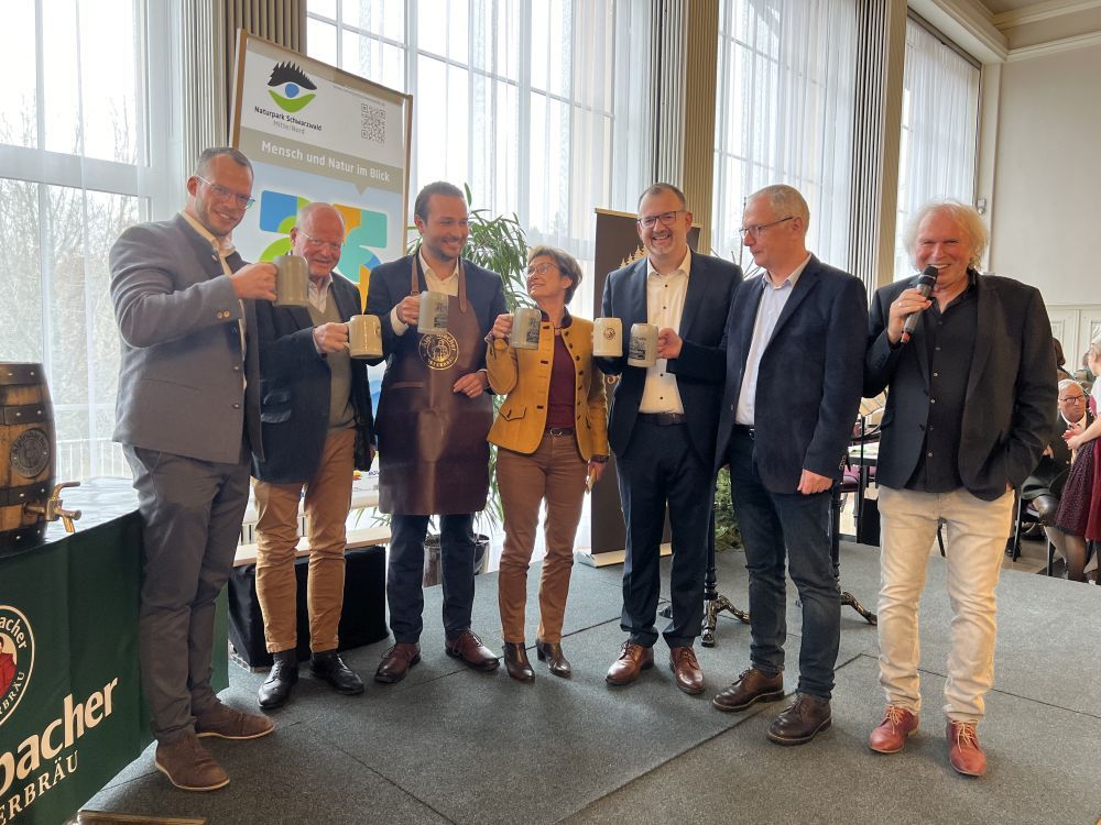 VIP-Gäste prosten sich auf der Naturpark-Genuss-Messe zu.