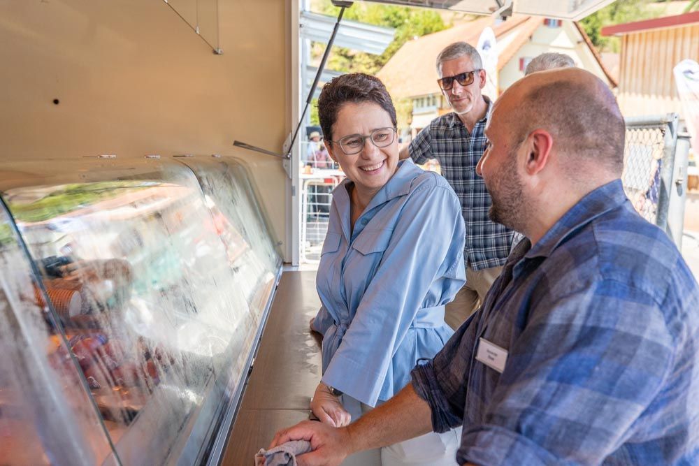 Landwirtschaftsministerin Marion Gentges MdL im Austausch mit Metzgermeister Alexander Ehret