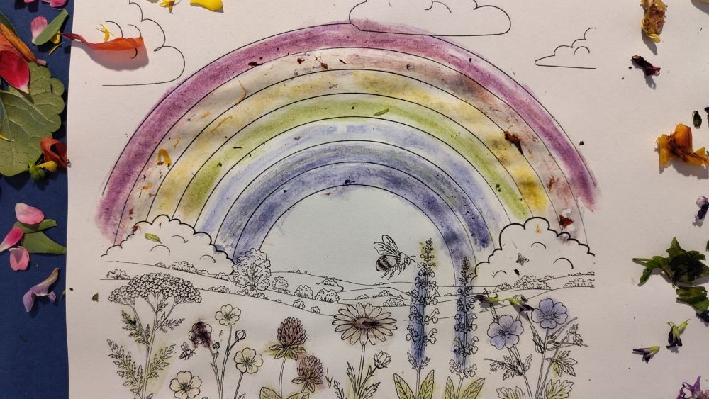 Ausmalbild mit einem mit Blütenblättern eingefärbten Regenbogen