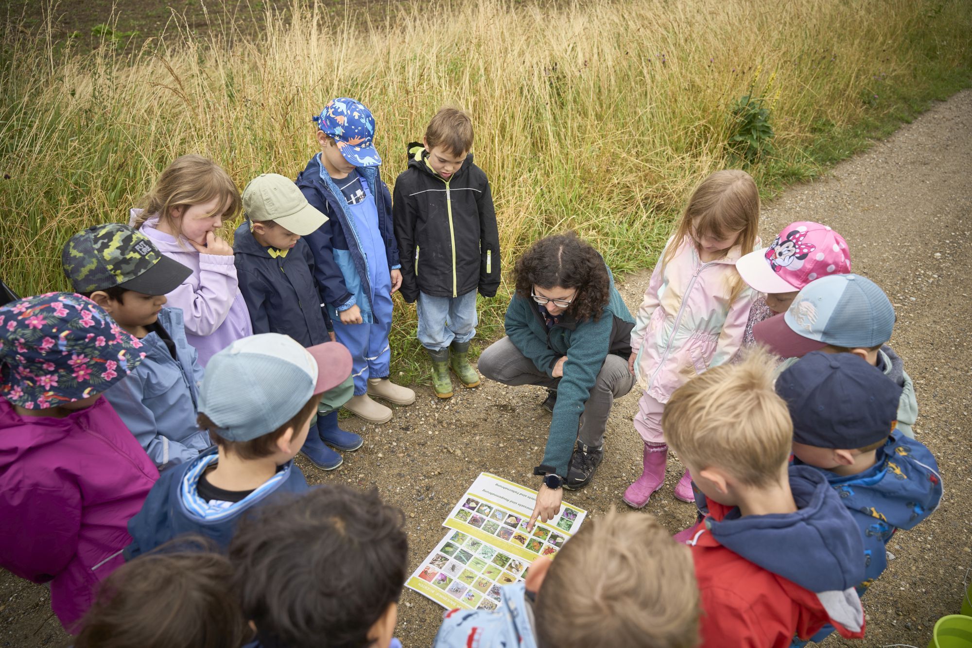 Naturpark-Projektmanagerin Lilli Wahli erklärt Kindern die unterschiedlichen heimischen Wildblumenarten. Foto: Michael Bode/Volksbank Lahr e. G.