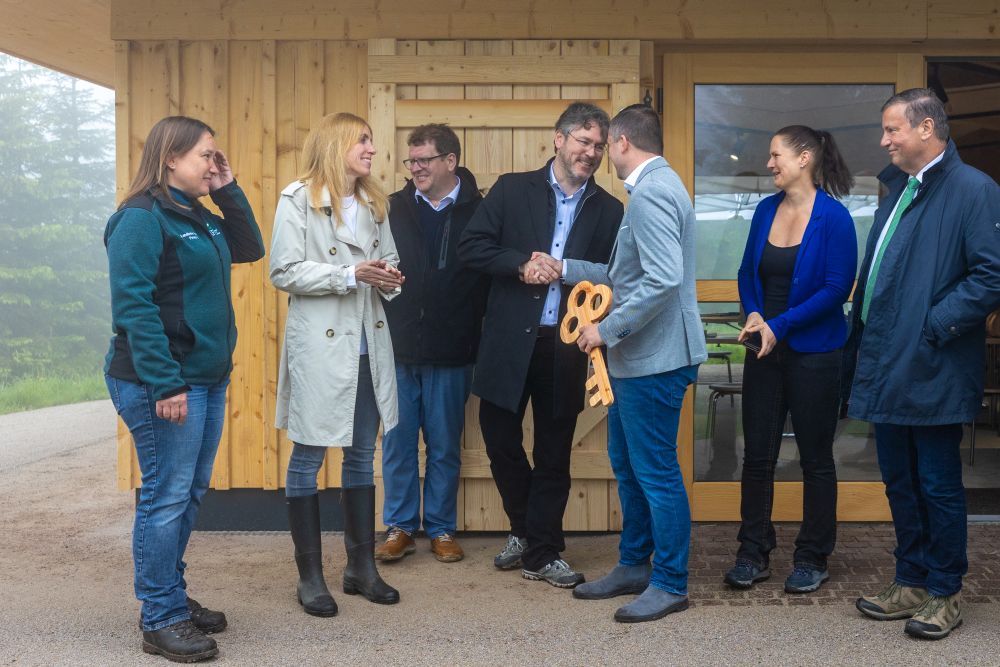 bei der Schlüsselübergabe