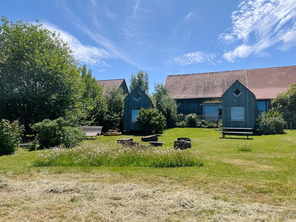 Dorfscheune mit Tiny Houses