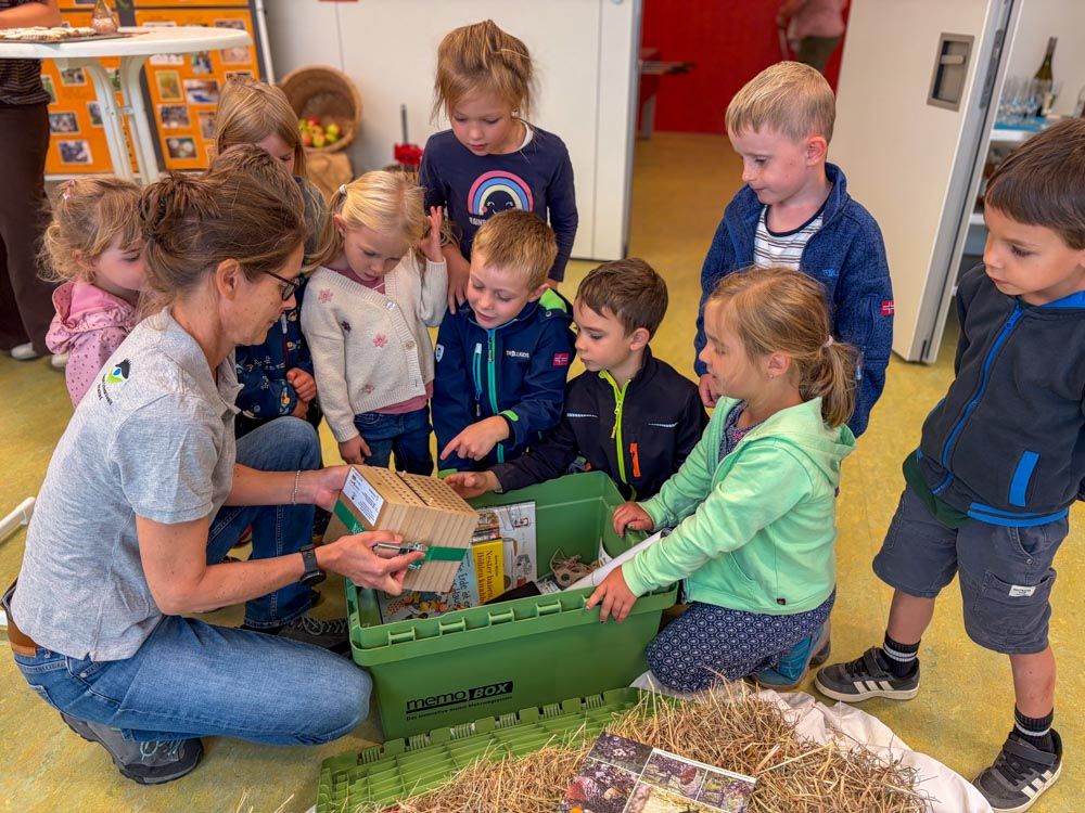 Kinder mit Naturpark-Entdeckerkiste