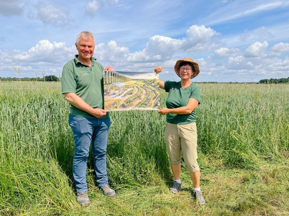 Friedrich und Barabara Wenz zeigen auf einem Plakat, wie die Pappeln später einmal eine Allee bilden.