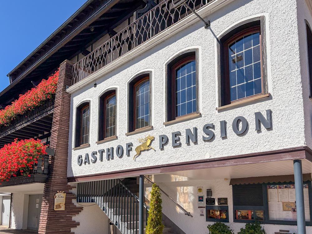 Landgasthof mit Aufschrift von außen