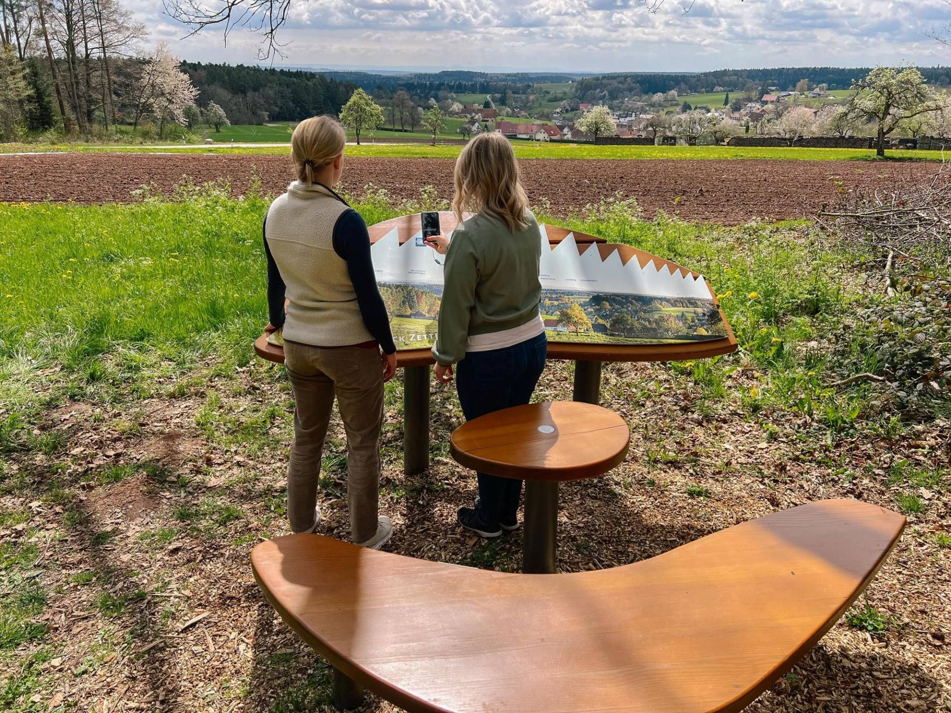 Die neuen Audio-Guides zu einigen der Naturpark-AugenBlicke können über einen QR-Code abgerufen werden. Sie bieten Geschichten zu Sehenswürdigkeiten und landschaftlichen Besonderheiten auf den Rundwanderwegen. Bildrechte: Gundi Woll/Naturpark Schwarzwald Mitte/Nord e. V.; frei zur einmaligen Verwendung nur in Verbindung mit einer redaktionellen Berichterstattung über den Naturpark.