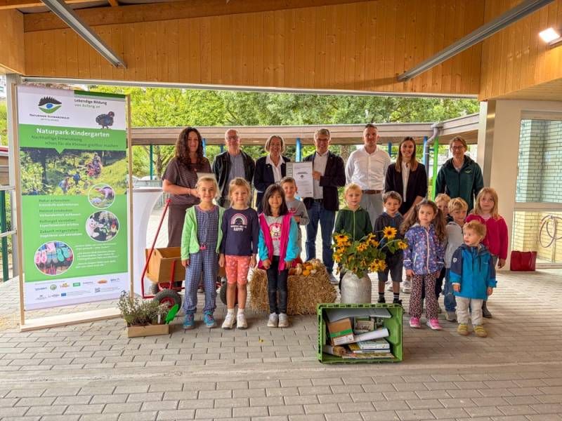 Bei der Auszeichnungsfeier des Kath. Kindergartens St. Josef als Naturpark-Kindergarten: Kiga-Leiterin Stefanie Jogerst, Naturpark-Geschäftsführer Karl-Heinz Dunker, Laufs Bürgermeisterin Bettina Kist, Bernd Mettenleiter MdL, Pfarreiökonom Georg Zeferer, Kindergärten-Geschäftsführerin der Röm.-kath. Kirchengemeinde Acher-Renchtal Anne Männle und Naturpark-Projektmanagerin Susanne Wagner mit Kiga-Kindern und Naturpark-Entdeckerkiste (v. l.).