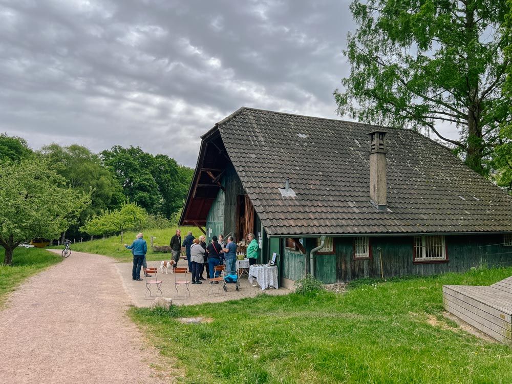 Menschen stehen vor der Scheune des Obstguts Leisberg
