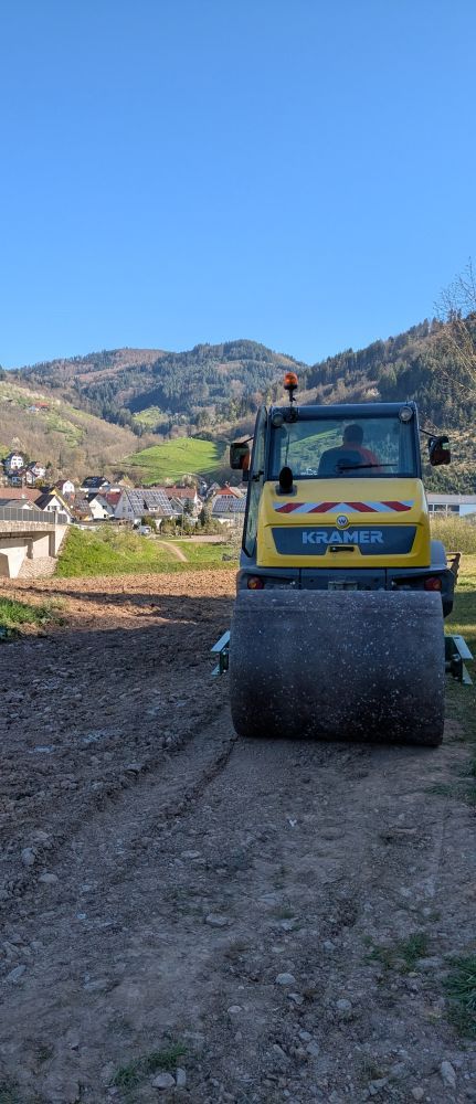 große Walze fährt über eingesäte Fläche