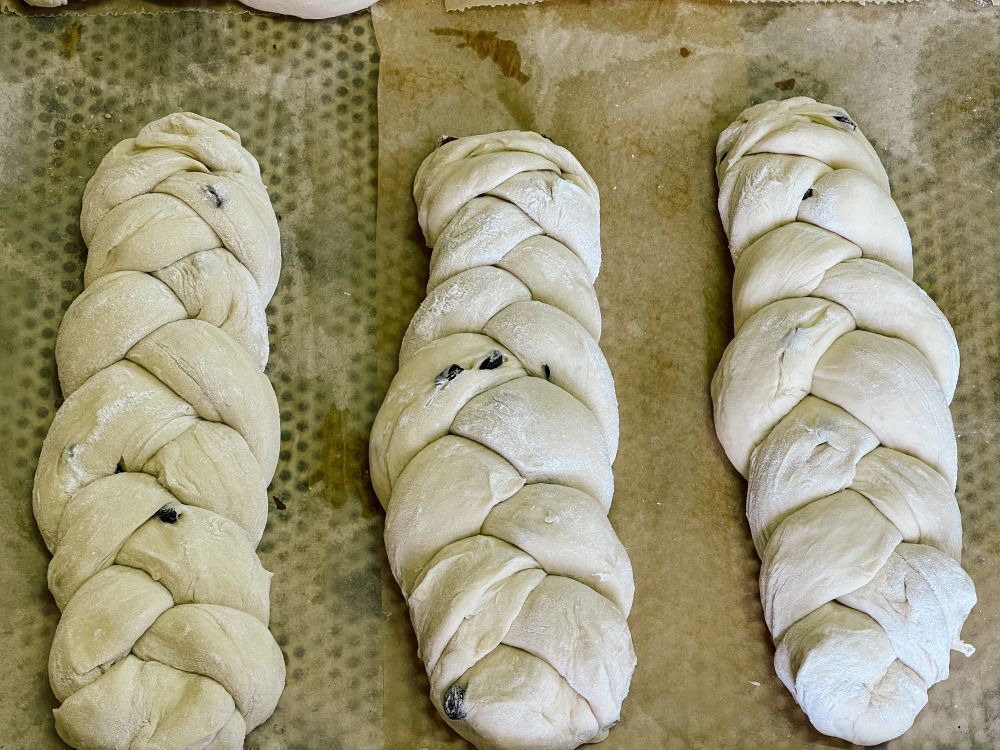 fertig geflochtene Hefezöpfe