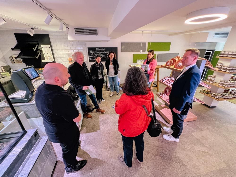 Menschen stehen im Ladengeschäft von "Die Metzgerei" in Gengenbach