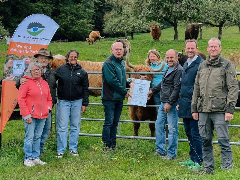 Freuen sich über das Prädikat „Naturpark-Partner“: der Leiter des Forstamts Baden-Baden Thomas Hauck, der Erste Bürgermeister der Stadt Baden-Baden Alexander Wieland, Axel und Christine Baumann mit Naturpark-Geschäftsführer Karl-Heinz Dunker, Naomie, Dieter und Maria Baumann (v. r.).