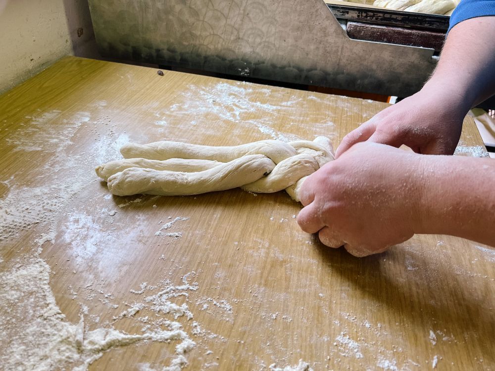 Teigstränge werden geflochten