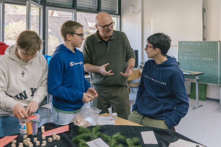 Naturpark-Projektmanager im Gespräch mit Schülern.